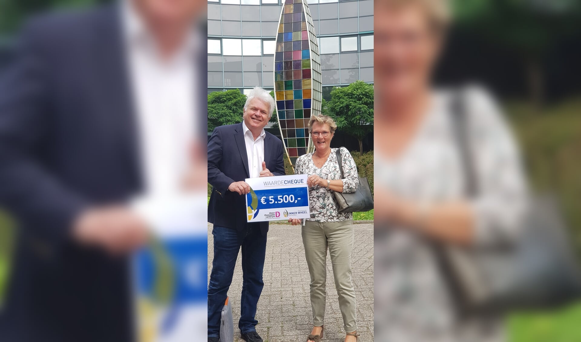 Marlene van Rooijen overhandigt de cheque aan Adriaan Theeuwes