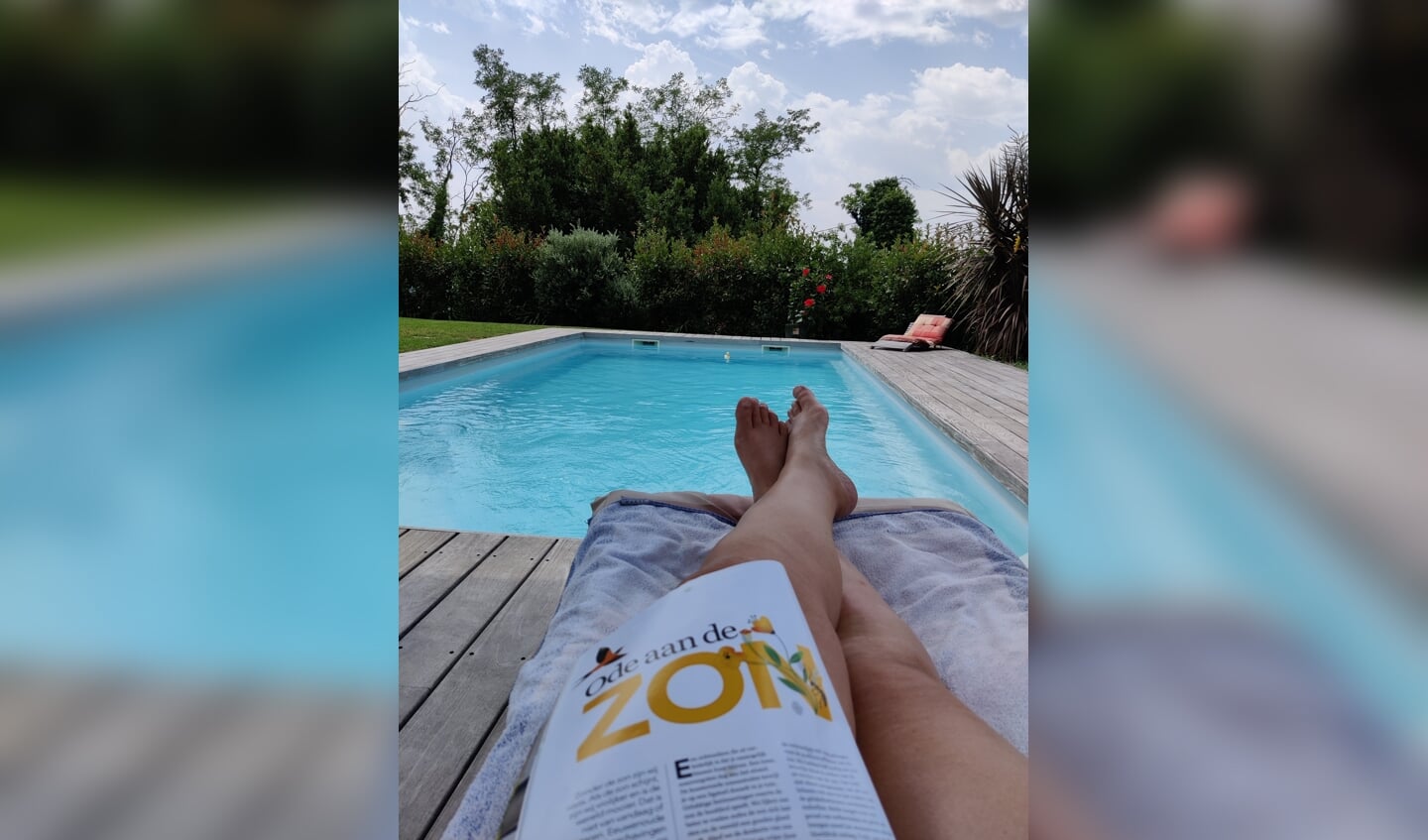 Relaxend met een tijdschrift bij het zwembad. Vence, Cote d'azur, Frankrijk. Juli 2021. 
