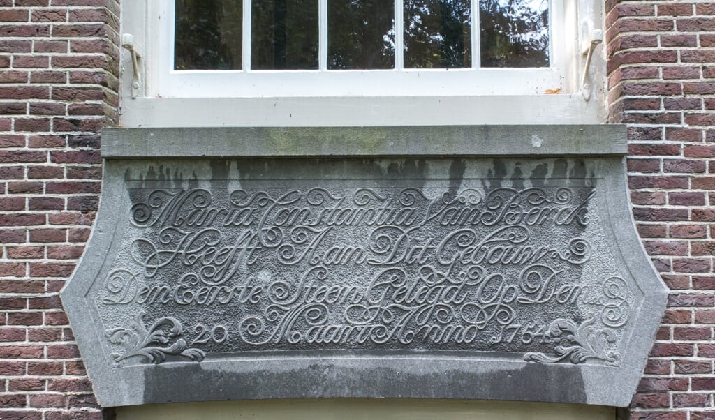 Plaquette van Van Berck op de zijkant van Sparrendaal. 