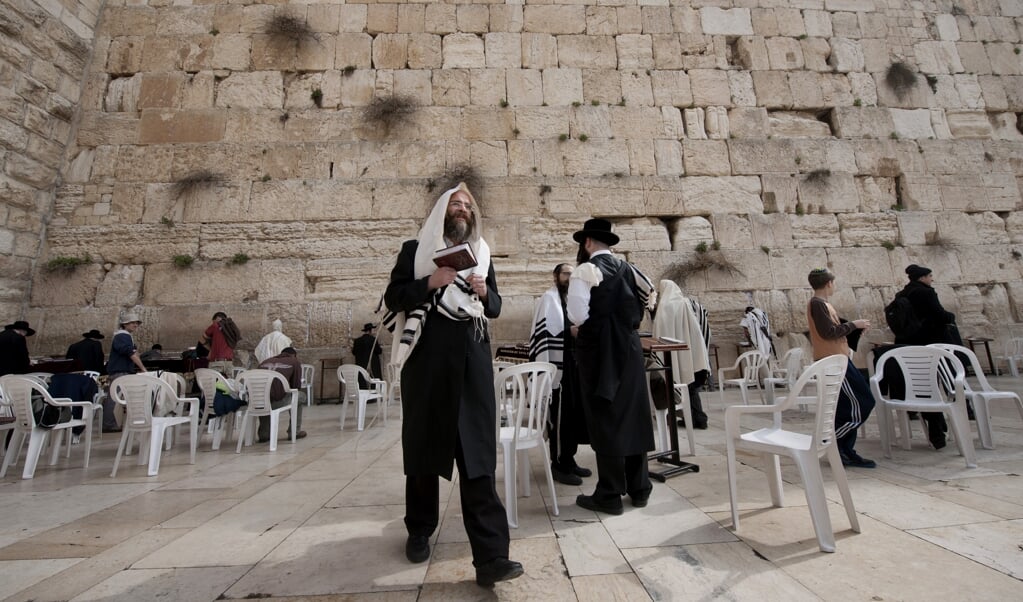 Gelovige Joden bij de Klaagmuur in Jeruzalem.