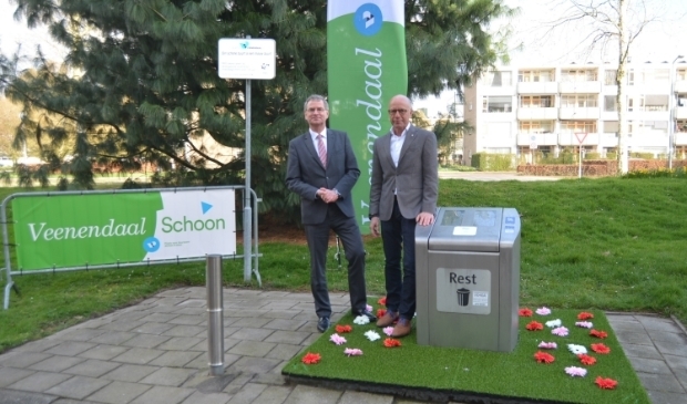 <p>Afvalbak 2.0 in het Schrijverspark bleek in maart 2019 een flop. De volgende dag waren de bloempjes al 'geplukt'. </p>