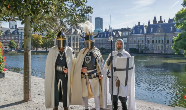 <p>De Kruisridders komen langs bij de Ruïne.</p>