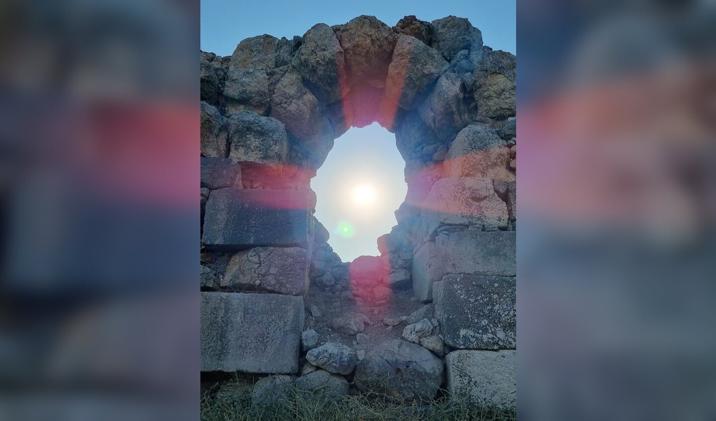 Deze zomer zijn we in Turkije geweest. Deze foto is gemaakt in Xantos, een antieke Lycische stad in het Zuid-Westen van Turkije. We waren blij verrast met dit beeld van de (onbewerkte!) zonnestralen door dit antieke gesteente.