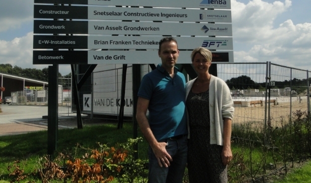 <p>Esther en Ronny van der Horst bij de plek waar de nieuwe Bakker Piet komt.</p>