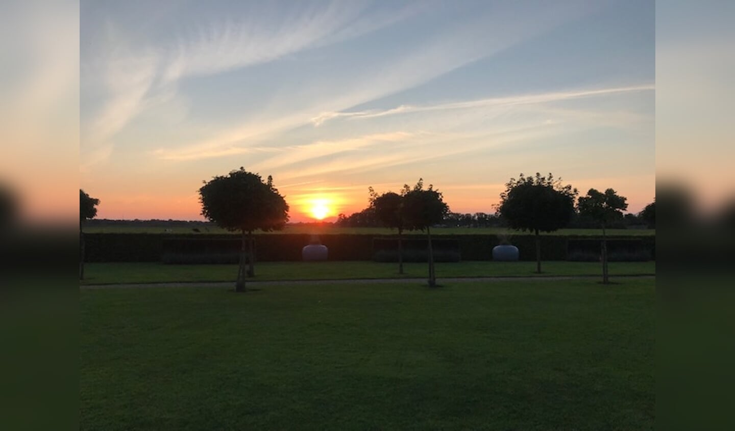 Zonsondergang: het uitzicht vanuit de achtertuin in Achterveld op 24 augustus 2021.