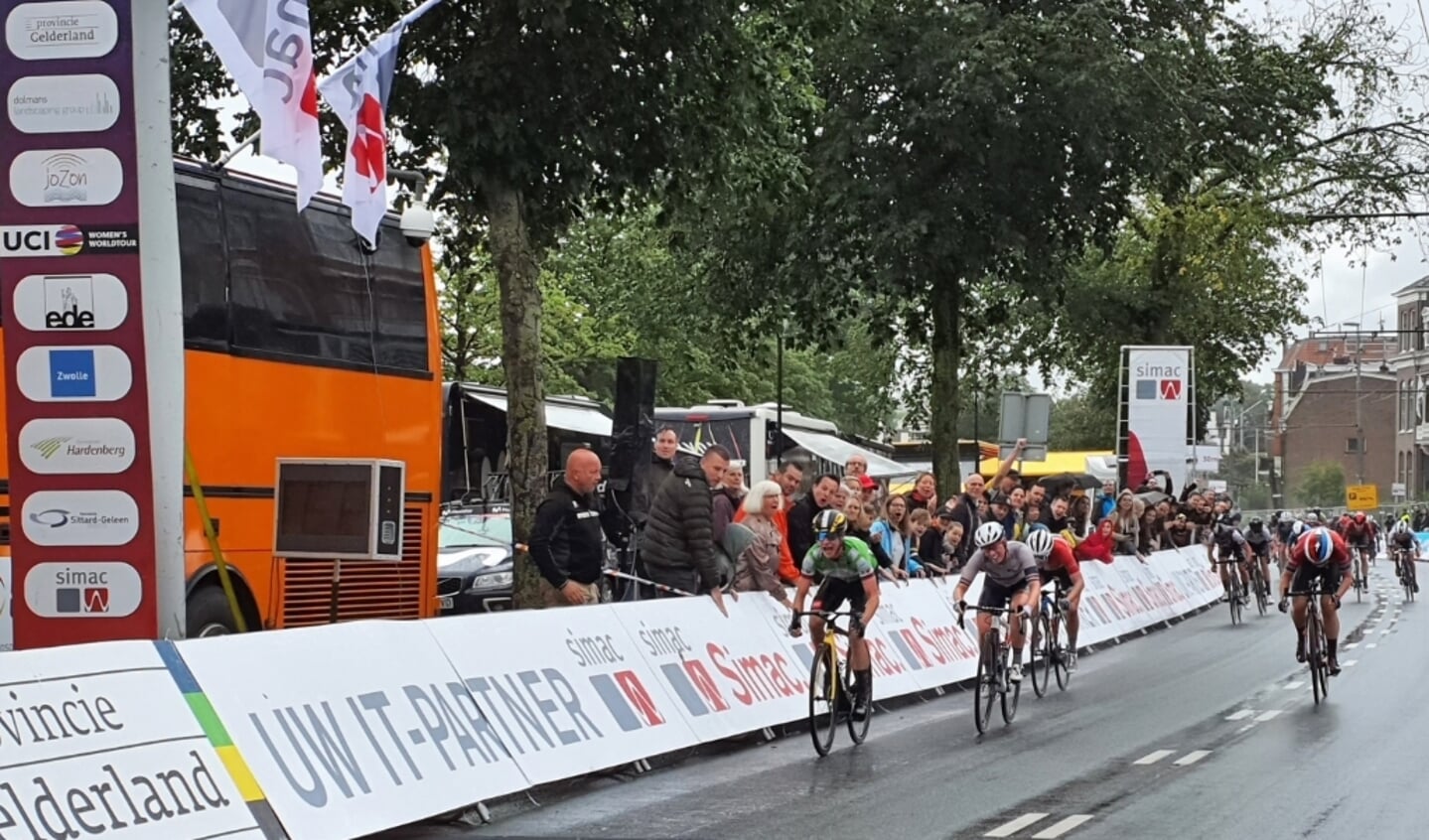 Marianne Vos (links) wint in Arnhem de slotetappe van de Simac Ladies Tour