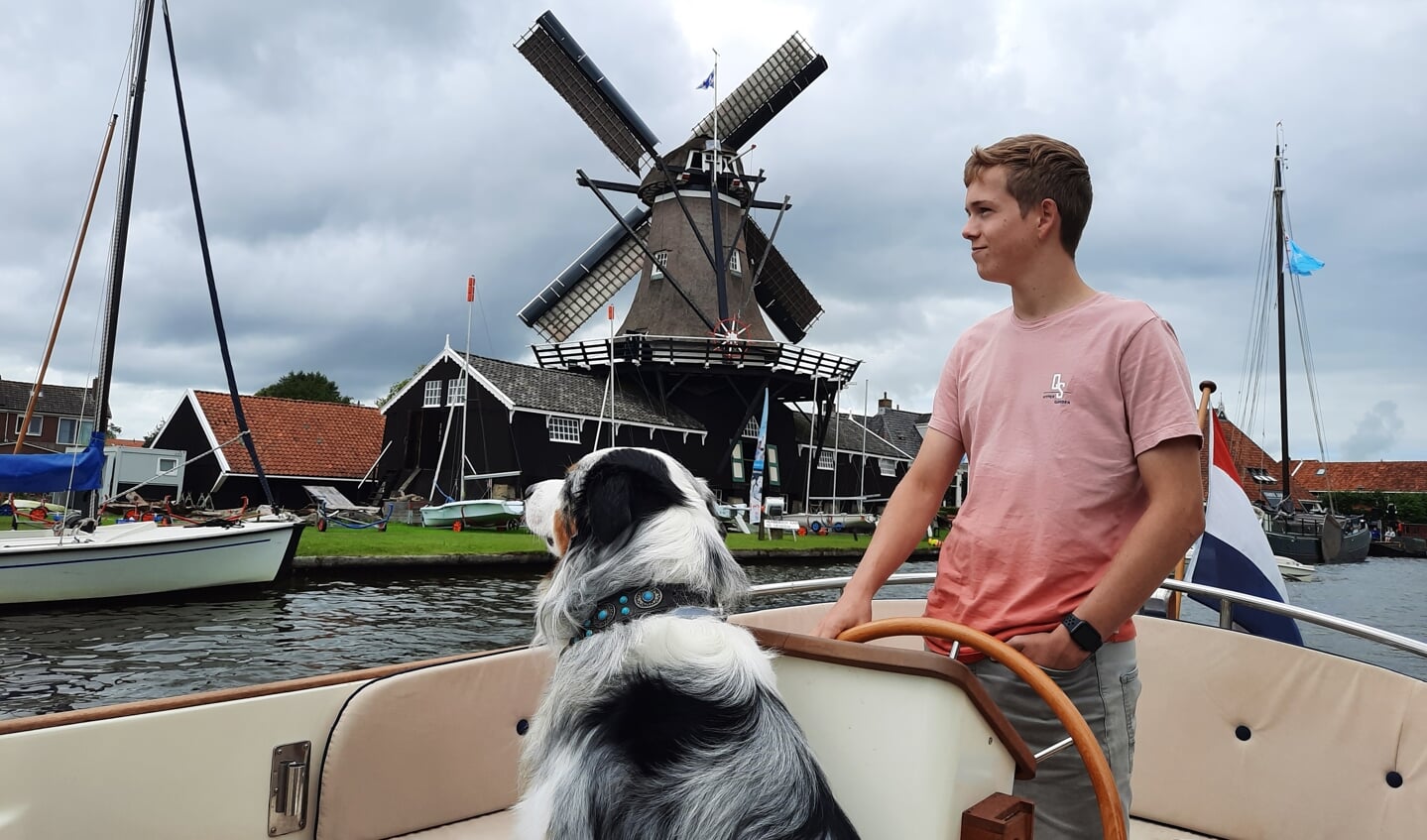 ,,Een oer Hollands plaatje. Mijn zoon Milan en onze hond Spike, varend door Woudsend. Met de Hollandse luchten, de molen, het skûtsje en de Nederlandse vlag is dit tafereel een typische foto van een vakantie in Nederland.