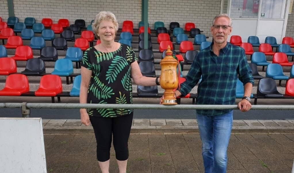Anita Jochems en Tonnie Bongers poseren met de oorspronkelijke houten Wageningen Cup. 