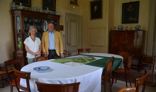 De familie Reigersman geeft graag uitleg over de historie van het kasteel