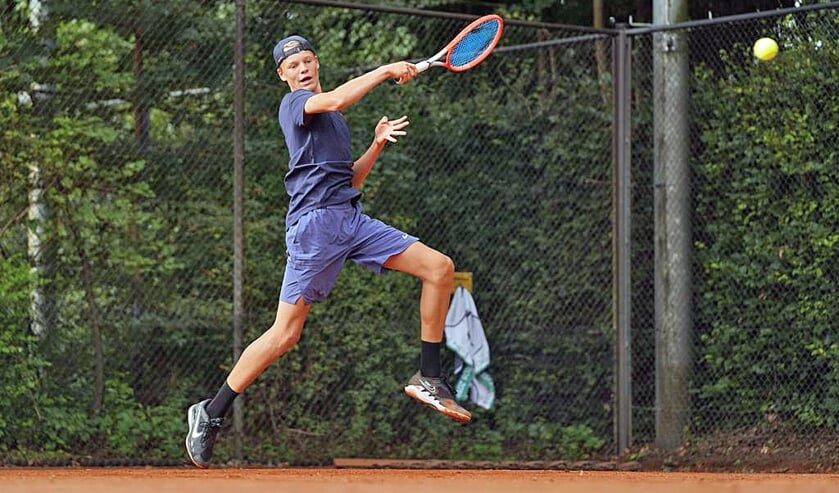Abel Forger won overtuigend het NK voor jeugdtennissers.