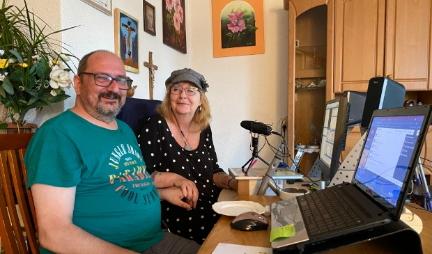 <p>Piet en Joke draaien muziek voor Radio Zilvermeeuw</p>