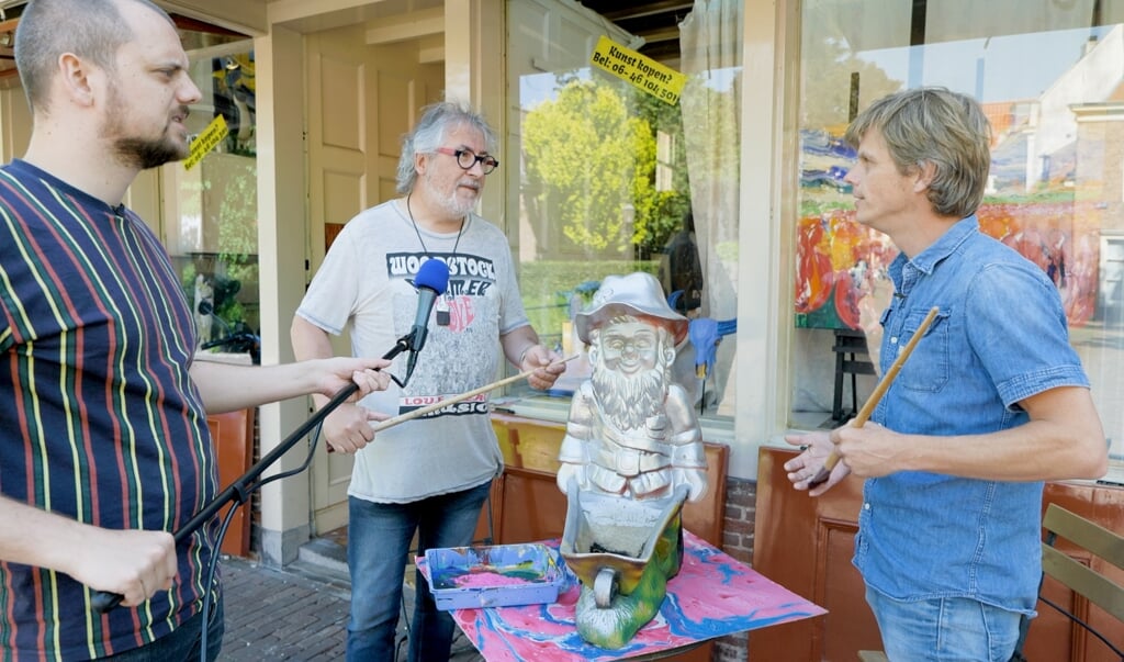 Klaas Prins en Eddy Houtveen op bezoek bij schilder Norbertus. 