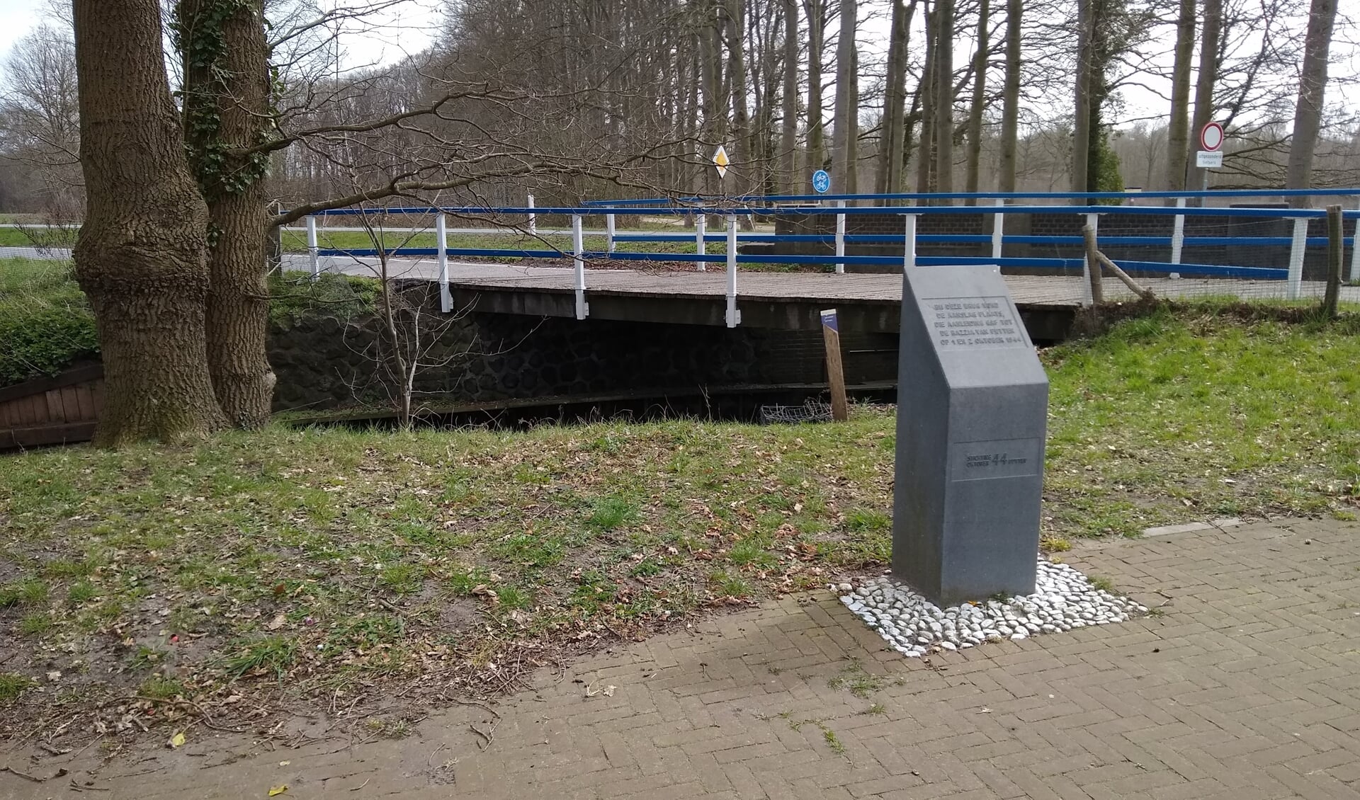 De plek van de aanslag bij de Oldenallerbrug met gedenksteen.