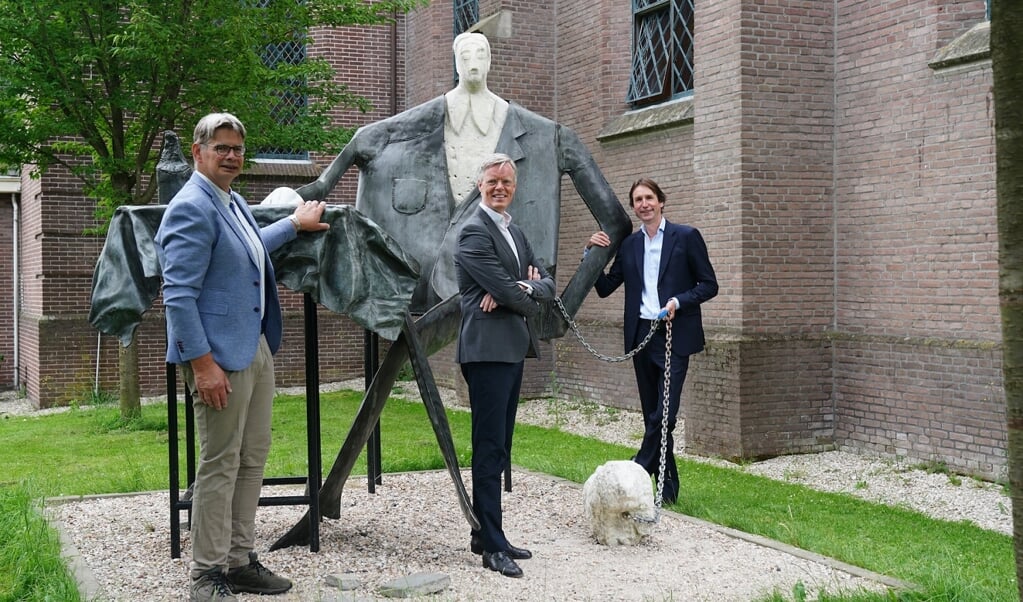 Wethouder Herbert Raat (Erfgoed) bij de Dorpskerk met de raadsleden Bert de Pijper (ChristenUnie) en Pier Rienks (CDA).