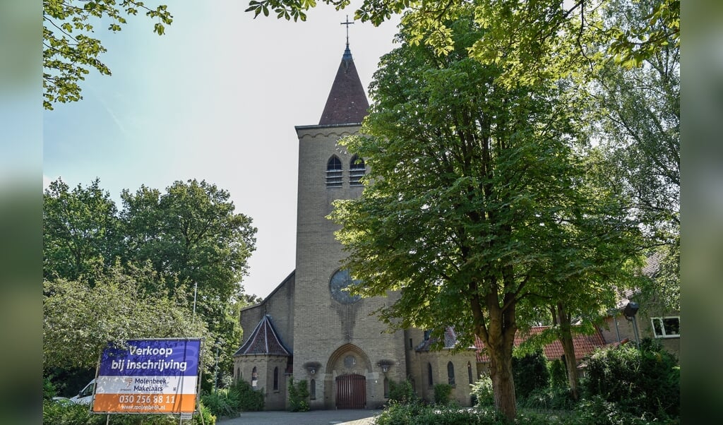 De Heilge Familiekerk aan de Sint Willibrordusstraat staat sinds vorige week te koop.