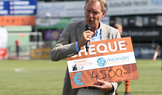 Mark Röell,  voorzitter van de Stichting Vrienden Meander neemt de cheque in ontvangst 