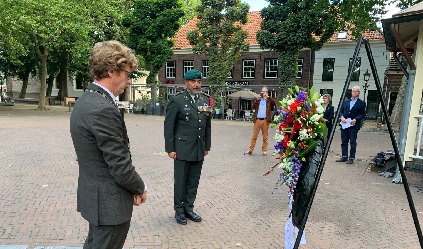 Toenmalig loco-burgemeester Overweg en veteraan Repi legden in augustus 2021 een krans bij het herdenkingsmonument