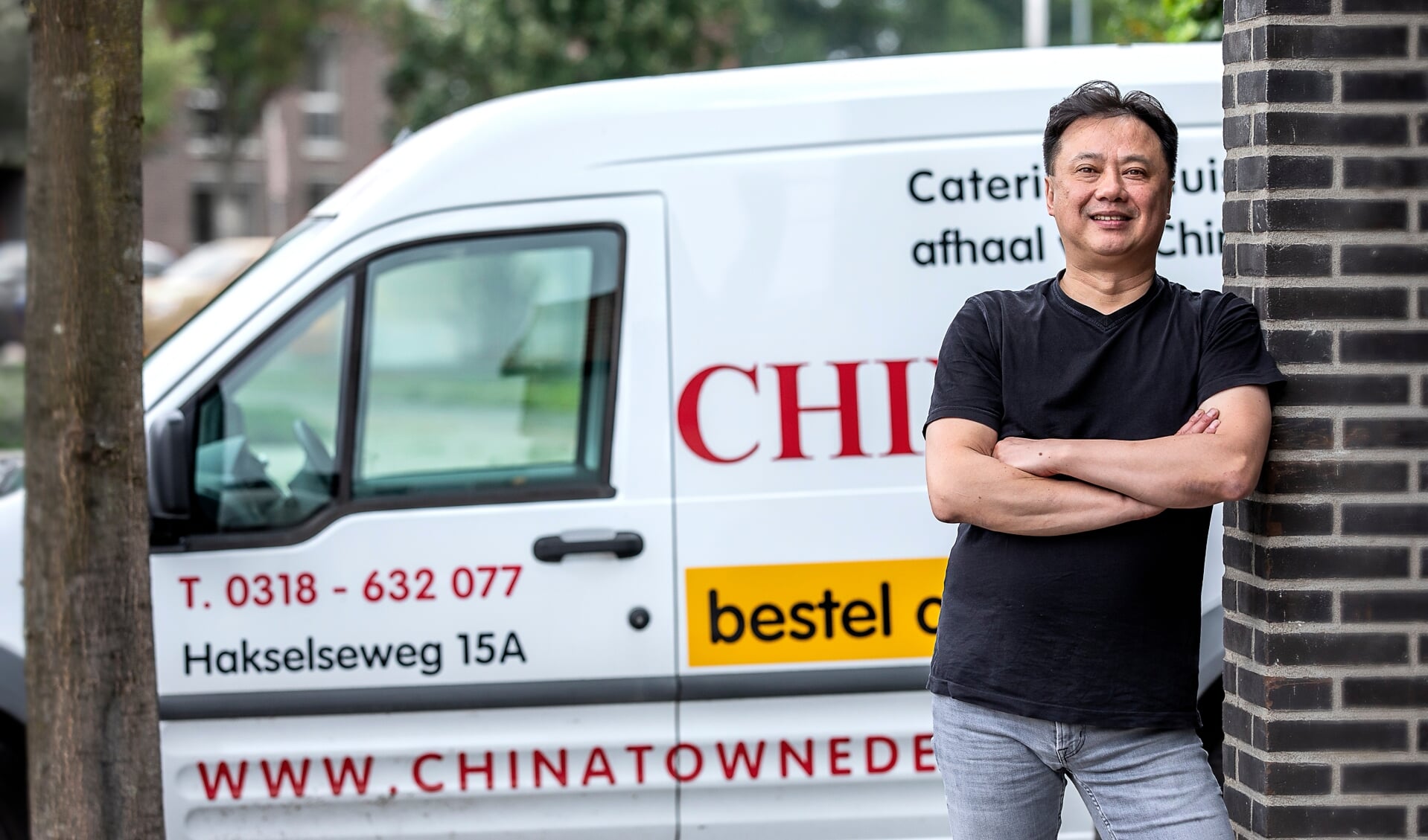 Wai Cheung bij zijn afhaal-, catering en bezorgrestaurant aan de Hakselseweg 15a in Ede.