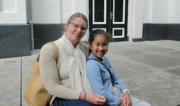 <p>Teuny en Hanna voor de dorpskerk in Nunspeet.: ''Een goede campagne''</p>