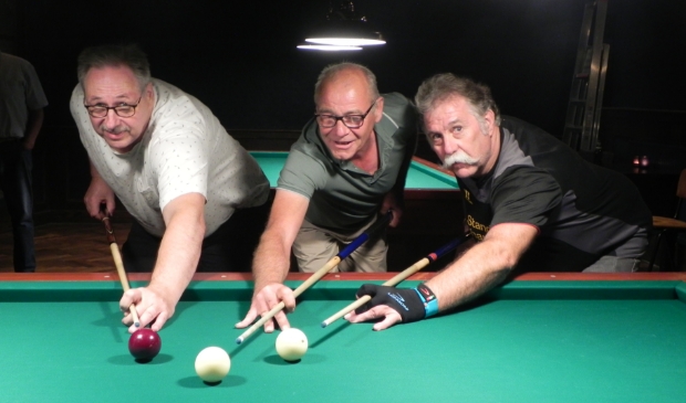 <p>Peter van den Dolewaard, Paul van Bijlevelt en Frank Bosch genieten van hun biljartavondjes. </p>