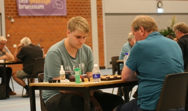 <p>Robert-Jan van Steenbergen (l) eindigde keurig als nummer zestien in de voorste gelederen. Hier is hij op weg naar de winst op clubgenoot Gerard Zijlema.</p>