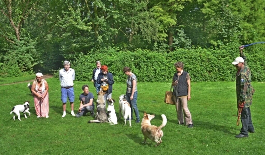 Honden en hun baasjes tijdens hun sociale acties. Ze laten het terrein altijd schoon achter (Foto Jan Boer)