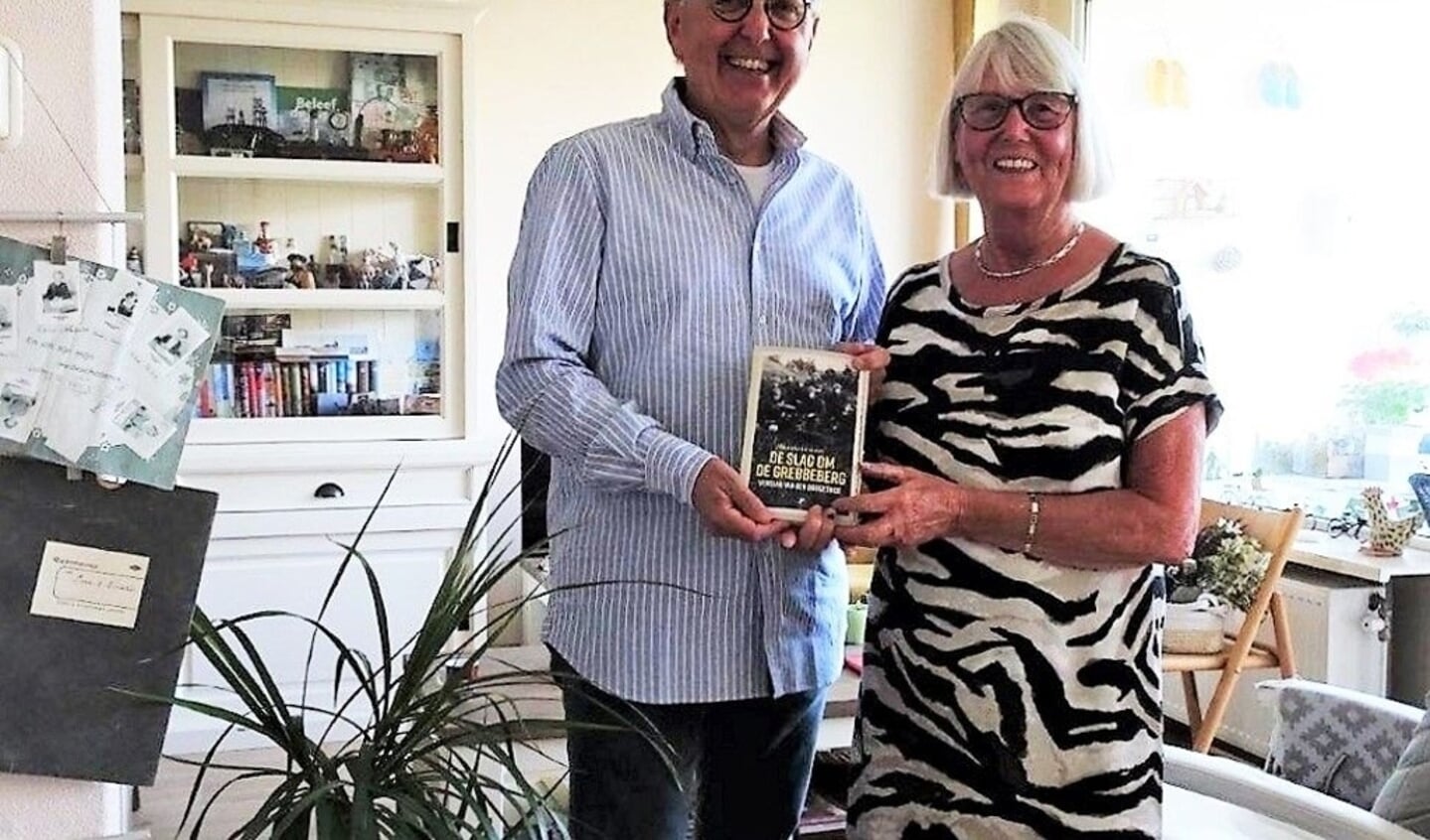 Uitgever Hans van Maar overhandigt aan Erna van Heerde, de dochter van de schrijver, het boek. (Foto: PR)