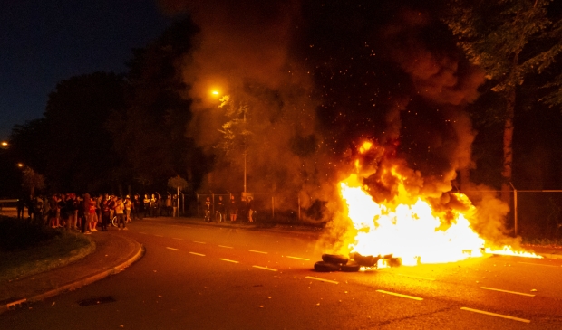 <p>In Harskamp staken jongeren onder meer autobanden in brand.</p>