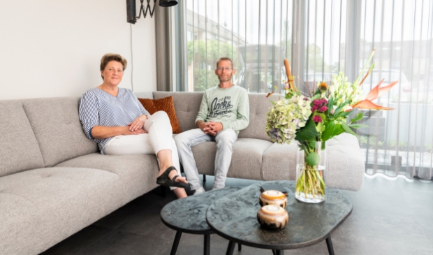 <p>Henk en Marijke zijn heel blij met hun 'inbetween'-gordijnen van Rhetap Wonen.</p>