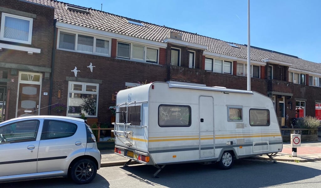 Toezichthouders en politie in Barneveld starten de komende weken met controlerondes in de wijken op te lang geparkeerde caravans en campers.