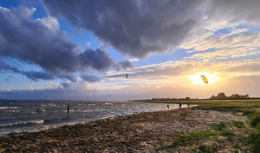 Vrijdag 30 juli in Bruinisse in Zeeland. Het Grevelingenmeer. Verschillende kitesurfers waren hun sport aan het uitoefenen op windkracht 6.