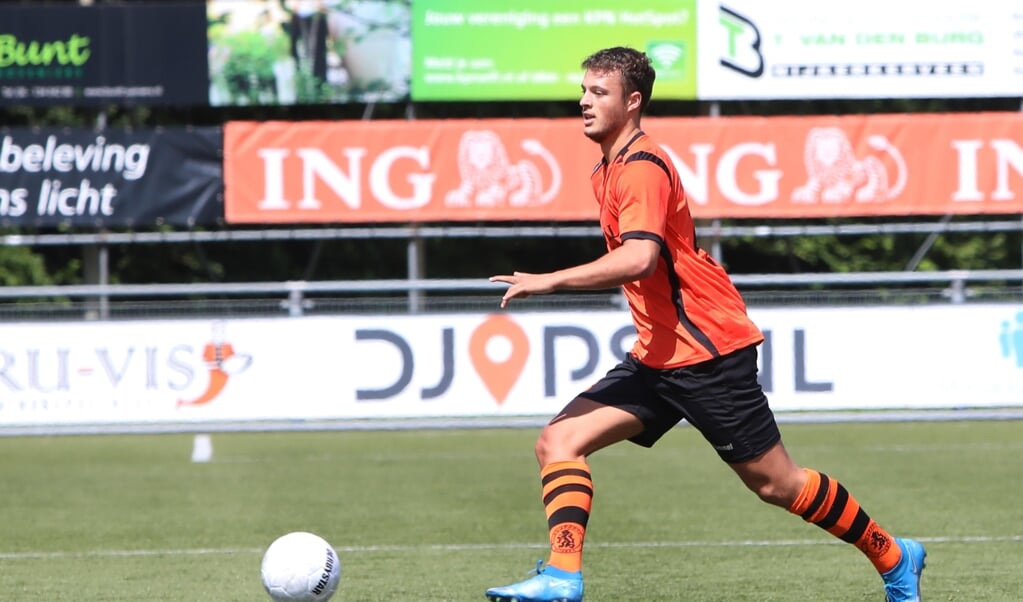 Maikel Jansen in actie als speler van Sparta Nijkerk. De Barnevelder is door een blessure voorlopig uitgeschakeld.