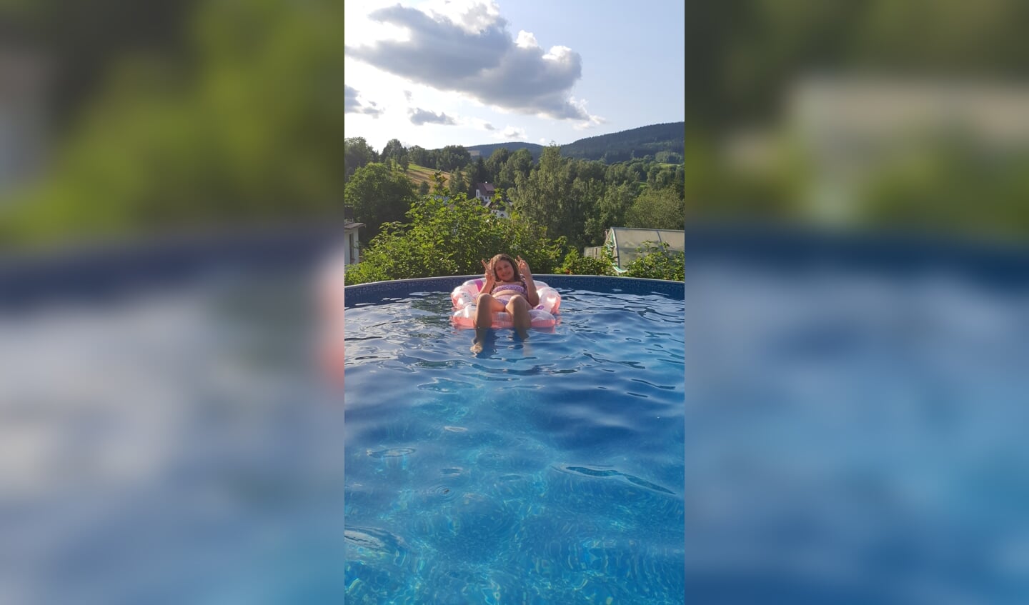 ,,Een foto van mijn dochter Zoraya, lekker in het zwembad bij ons vakantiehuis in Rokytnice nad Jizerou, Tsjechië. Met op de achtergrond het Reuzengebergte, echt adembenemend."
