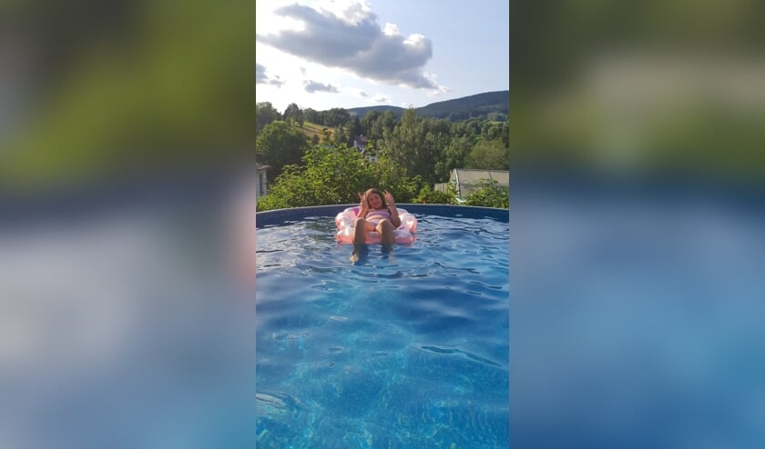 ,,Een foto van mijn dochter Zoraya, lekker in het zwembad bij ons vakantiehuis in Rokytnice nad Jizerou, Tsjechië. Met op de achtergrond het Reuzengebergte, echt adembenemend."