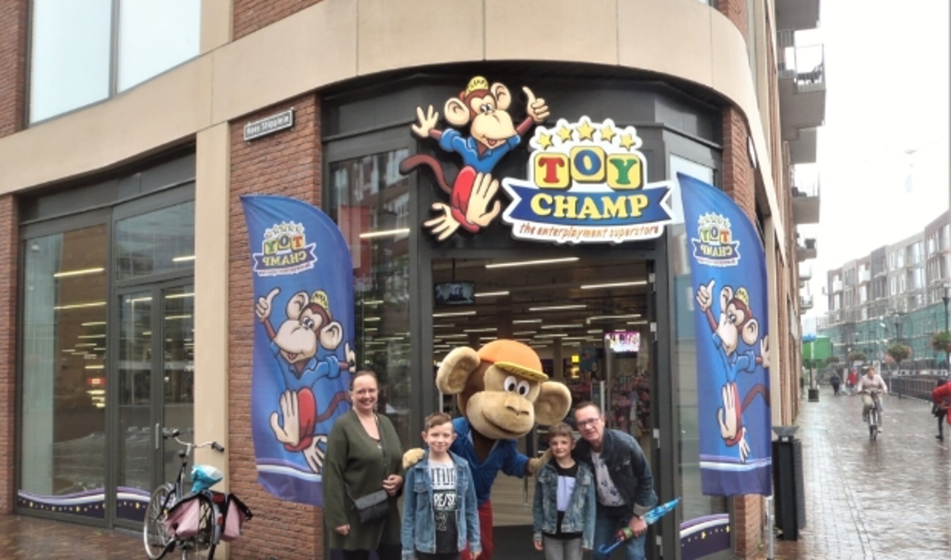 ToyChamp-mascotte Champy begroette de klanten. 