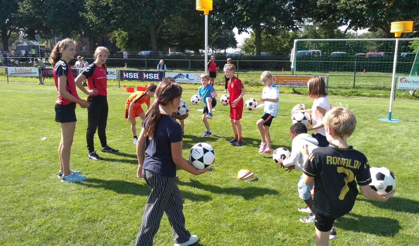 Drie vrijwilligers van Korfbalvereniging Midlandia lieten de kinderen zien hoe leuk korfbal kan zijn.  