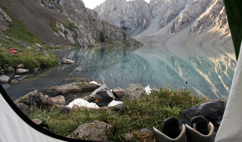 ,,'S morgens vroeg vanuit de tent genomen. We zaten na een lange klim over een pas van 4000 meter aan het Ala-kul  meer in Kirgizië op 3500m hoogte." 