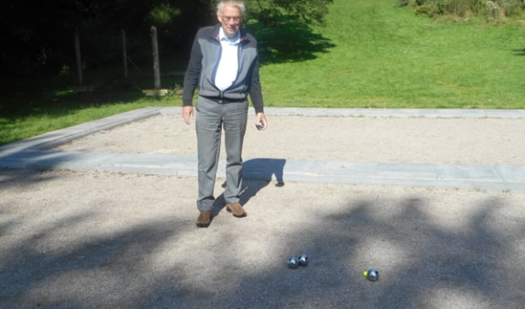 Voorzitter Piet Segers van Wijs met je Wijk Centrum op de nieuwe jeu de boulesbaan in het Dragonderpark