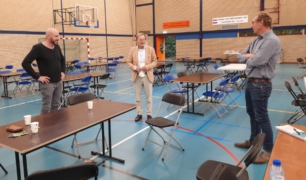 <p>COA-locatiemanagers Peter Zwaan (links) en Gerardo Boon met burgemeester Janssen, die op de locatie een kleine rondleiding kreeg. </p>