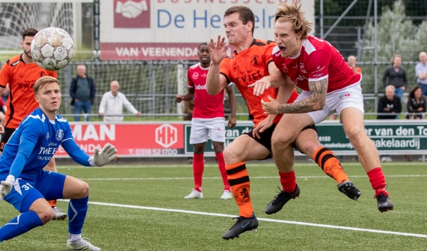 <p>Hachelijk moment voor het doel van Wouter Beukers, maar gescoord werd er niet zaterdag</p>