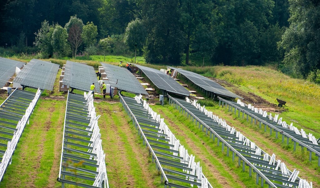 Eerste rijen zonnepanelen bij Meander MC geplaatst