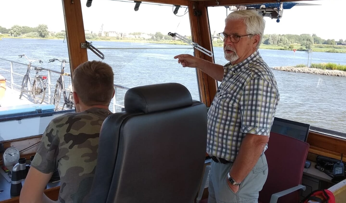 Joop van Belle tijdens een vaarweek met leerlingen die de Maritieme Leergang volgen.