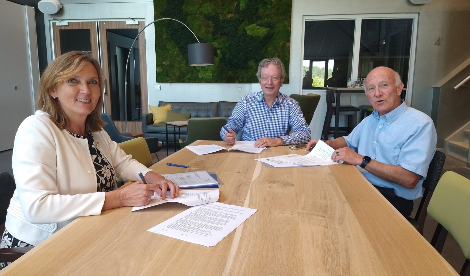 Secretaris Willem Bierens de Haan (rechts), voorzitter Cyriel Houben en wethouder Didi Dorrestijn ondertekenen de overeenkomst.