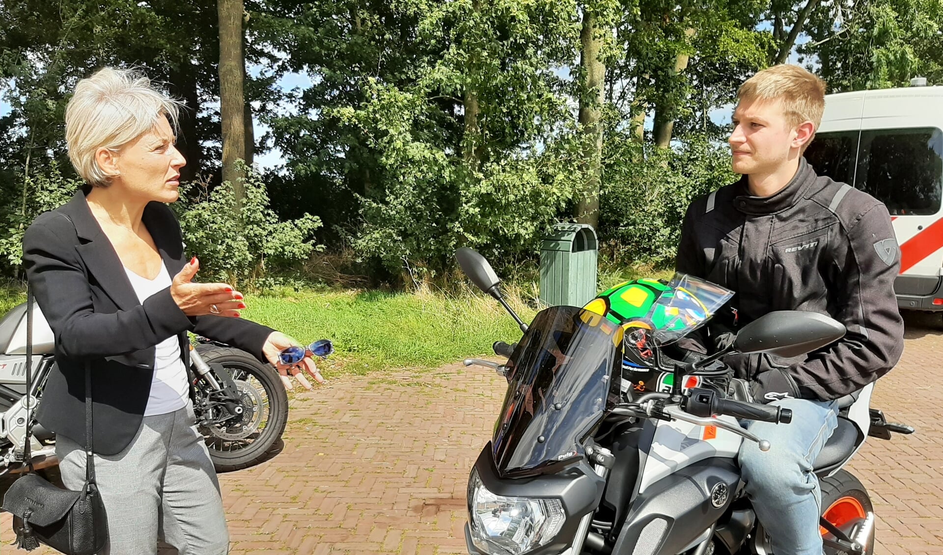 Burgemeester Iris Meerts van Wijk bij Duurstede in gesprek met een motorrijder