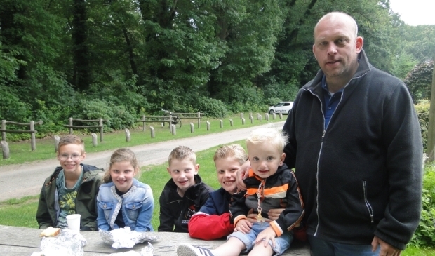 <p>Bas Prosman bij het A. Vogelpark in Oldebroek, met v.l.n.r. &nbsp;Arend van Engelen en Ilona, Bas, Hendri en Daan&nbsp;</p>