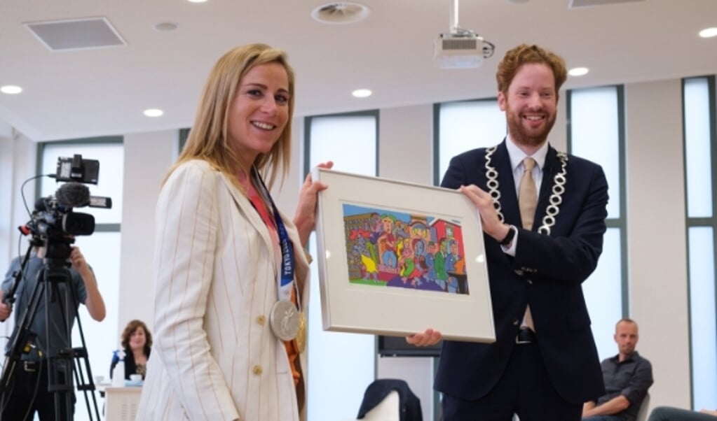 Annemiek van Vleuten ontving van burgemeester Floor Vermeulen de zeefdruk 'Wagenings DNA'. Foto: Guy Ackermans