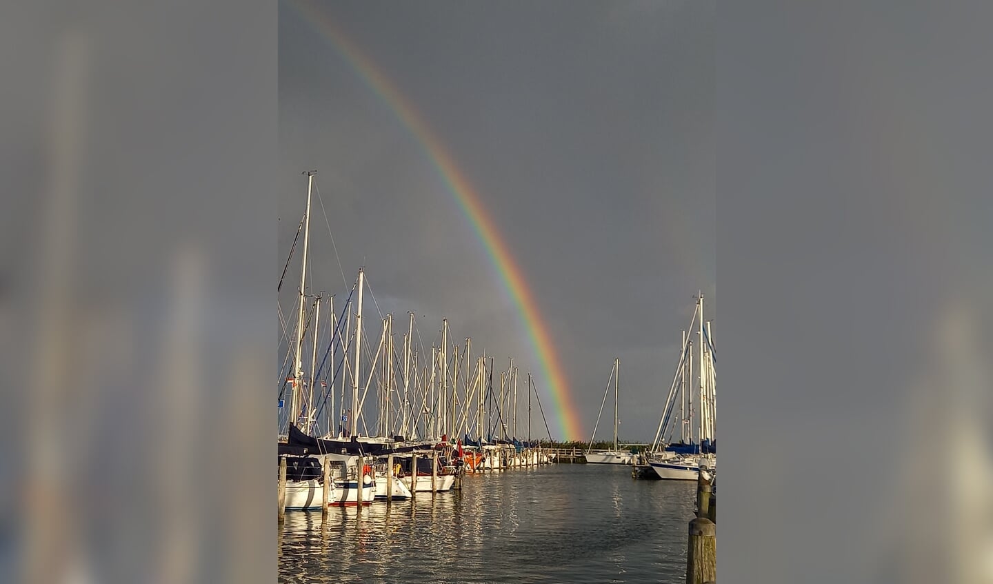 De foto is genomen in de jachthaven in Enkhuizen afgelopen week, waar we 2 nachten lagen tijdens onze zeiltrip vanuit Nijkerk. De prachtige regenboog zorgde ervoor dat veel mensen uit hun bootje kwamen. 