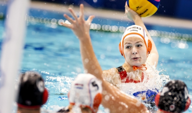 <p>Simone van de Kraats vuurt op het doel van Canada. De Barneveldse scoorde liefst zes keer.</p>