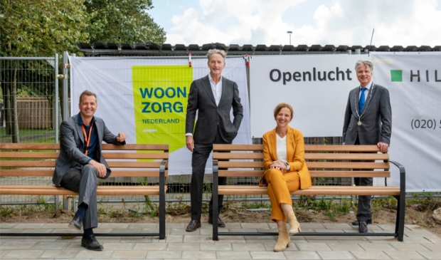 V.l.n.r.: Cedric van der Meulen, Cees van Boven, Marlijn Lenselink en burgemeester David Moolenburgh
