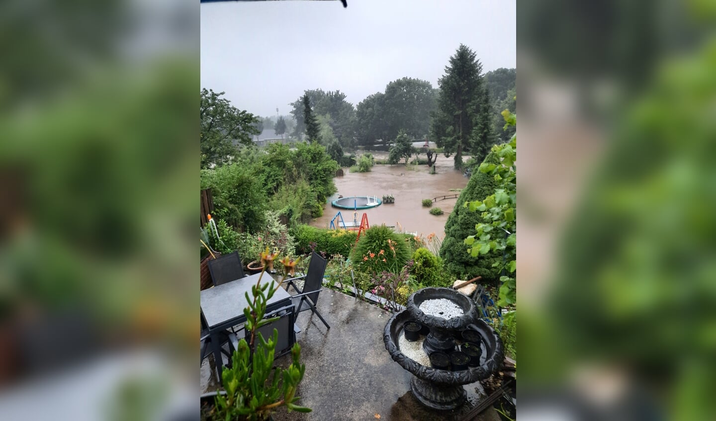 ,,Donderdag 15 juli de tuin van ons vakantie adres in Schin op Geul na het overstromen van de Geul.